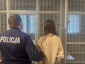 Policjant trzymający zatrzymaną