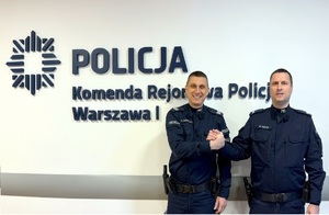 Po lewej sierżant sztabowy Robert Zygarlicki, po prawej starszy sierżant Marcin Wójcik