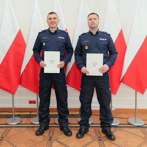 Po lewej sierżant sztabowy Robert Zygarlicki, po prawej starszy sierżant Marcin Wójcik