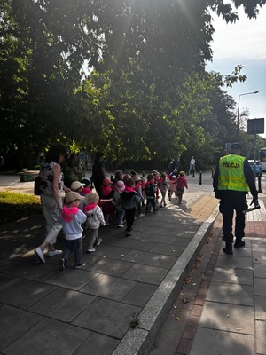 Policjanci skontrolowali autokar przed wyjazdem przedszkolaków na wycieczkę