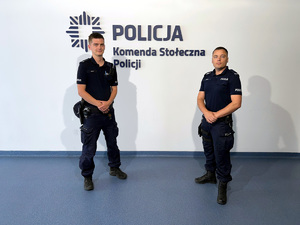 Po lewej st. post. Adrian Tyniec, po prawej sierż. Piotr Jasiński
