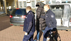 Miał za ciemne szyby, sądowy zakaz i dwa listy gończe