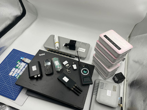 „Podróżowali” po Europie z detektorem urządzeń szpiegowskich i sprzętem hakerskim