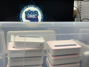 „Podróżowali” po Europie z detektorem urządzeń szpiegowskich i sprzętem hakerskim