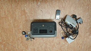 „Podróżowali” po Europie z detektorem urządzeń szpiegowskich i sprzętem hakerskim