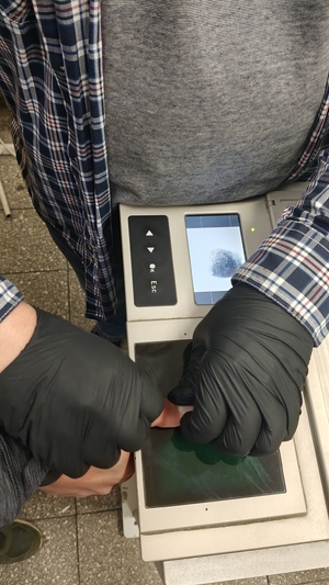 „Podróżowali” po Europie z detektorem urządzeń szpiegowskich i sprzętem hakerskim