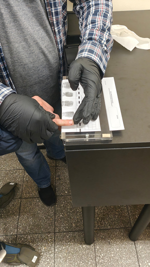 „Podróżowali” po Europie z detektorem urządzeń szpiegowskich i sprzętem hakerskim