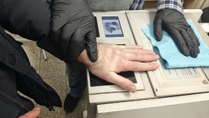 „Podróżowali” po Europie z detektorem urządzeń szpiegowskich i sprzętem hakerskim