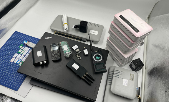 „Podróżowali” po Europie z detektorem urządzeń szpiegowskich i sprzętem hakerskim