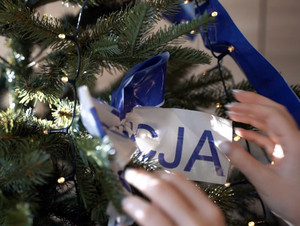 Stołeczni policjanci w roli Mikołajów – wyjątkowe spotkanie w Warszawskim Centrum Opieki Medycznej „Kopernik”