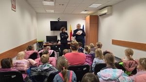 Śródmiejski profilaktyk wraz z przedszkolakami w Komisariacie Policji Metra Warszawskiego