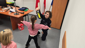 Śródmiejski profilaktyk wraz z przedszkolakami w Komisariacie Policji Metra Warszawskiego