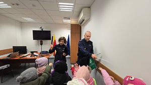 Śródmiejski profilaktyk wraz z przedszkolakami w Komisariacie Policji Metra Warszawskiego