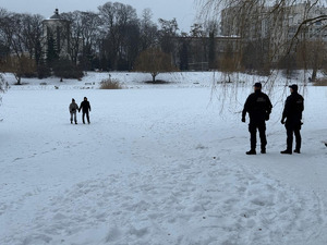 Stołeczni policjanci reagują na zagrożenia podczas dużych mrozów