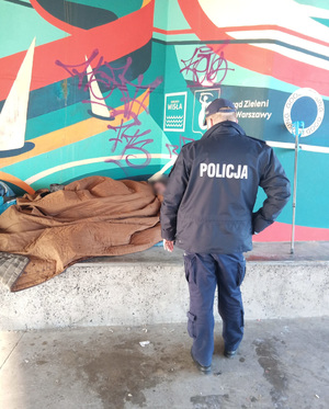 Śródmiejscy policjanci niosą pomoc potrzebującym, w związku z zimowymi mrozami