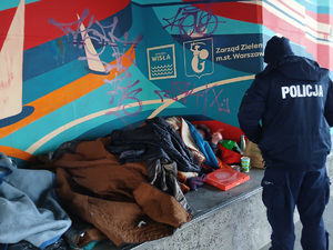Śródmiejscy policjanci niosą pomoc potrzebującym, w związku z zimowymi mrozami