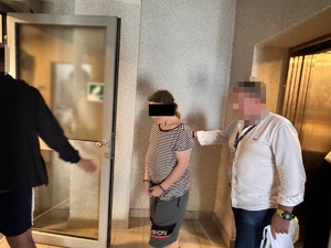 W przeszłości zgłaszała fikcyjne zagrożenia i obserwowała działania służb, a teraz zaatakowała policjanta