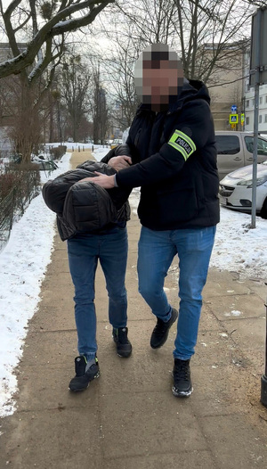 Policjant prowadzący zatrzymanego