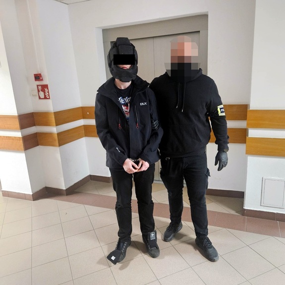 Policjant prowadzący zatrzymanego