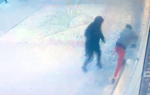 Śródmiejski policjant w drodze na służbę zatrzymał sprawcę brutalnego ataku na bezbronną kobietę