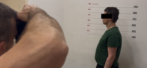 Śródmiejski policjant w drodze na służbę zatrzymał sprawcę brutalnego ataku na bezbronną kobietę