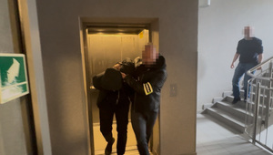 Śródmiejski policjant w drodze na służbę zatrzymał sprawcę brutalnego ataku na bezbronną kobietę