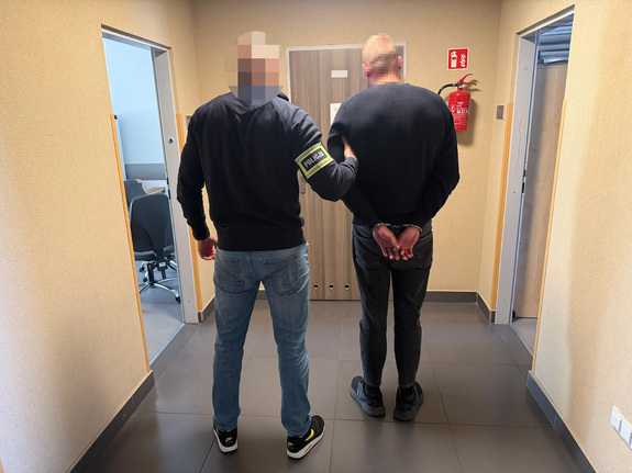 Policjant prowadzący zatrzymanego