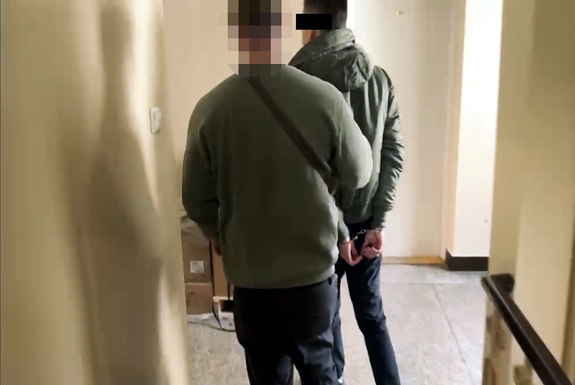 Policjant prowadzący zatrzymanego