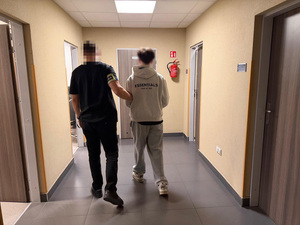Policjant prowadzący zatrzymanego