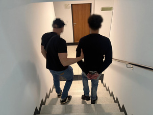 Policjant prowadzący zatrzymanego
