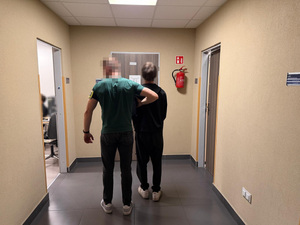 Policjant prowadzący zatrzymanego
