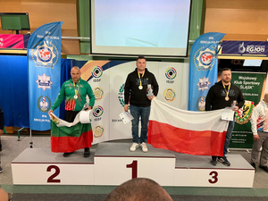 W środku Mistrz Świata podinsp. Maciej Mikołajczuk, po prawej zdobywca trzeciego miejsca asp. szt. Marcin Sałbut (KPPL KSP)