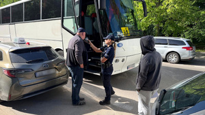 Bezpieczna podróż zaczyna się od kontroli – śródmiejscy policjanci sprawdzają autokary przewożące dzieci i młodzież