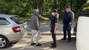 Bezpieczna podróż zaczyna się od kontroli – śródmiejscy policjanci sprawdzają autokary przewożące dzieci i młodzież