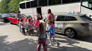 Bezpieczna podróż zaczyna się od kontroli – śródmiejscy policjanci sprawdzają autokary przewożące dzieci i młodzież