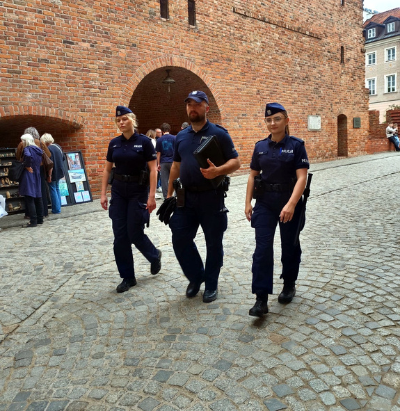 Nauka w praktyce - kursanci z Legionowa uczą się od śródmiejskich policjantów