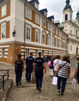 Nauka w praktyce - kursanci z Legionowa uczą się od śródmiejskich policjantów