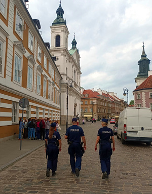 Nauka w praktyce - kursanci z Legionowa uczą się od śródmiejskich policjantów