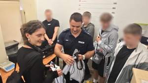 Młodzież z wizytą w śródmiejskiej komendzie