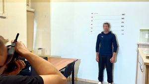 Policjant prowadzący czynności z zatrzymanym