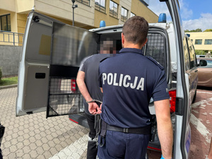 Policjant prowadzący zatrzymanego