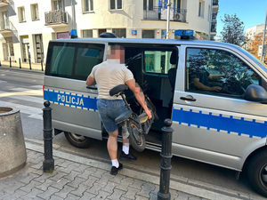 Policjant zabezpiecza jednoślad