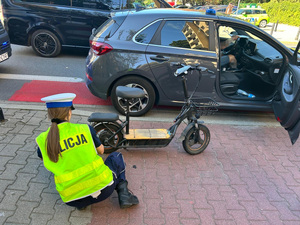 Policjantka wykonująca czynności