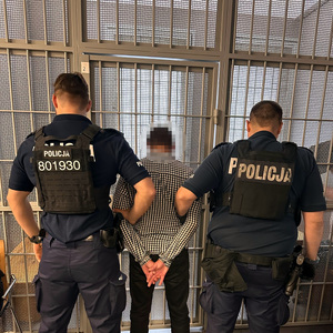 Policjanci prowadzący zatrzymanego