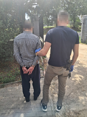 Policjant prowadzący zatrzymanego
