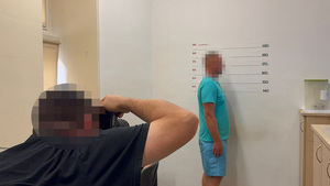 Policjant wykonujący czynności z zatrzymanym