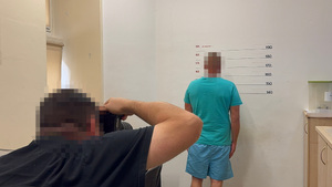 Policjant wykonujący czynności z zatrzymanym