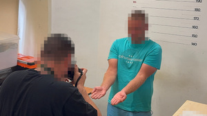 Policjant wykonujący czynności z zatrzymanym