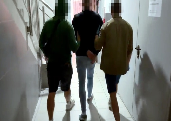 Policjanci prowadzący zatrzymanego