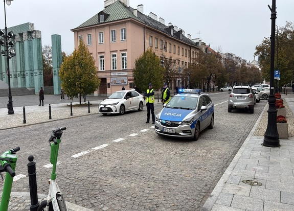 Śródmiejscy dzielnicowi pomagają kierowcom w związku z weekendowymi zmianami organizacji ruchu na ulicach Starego Miasta